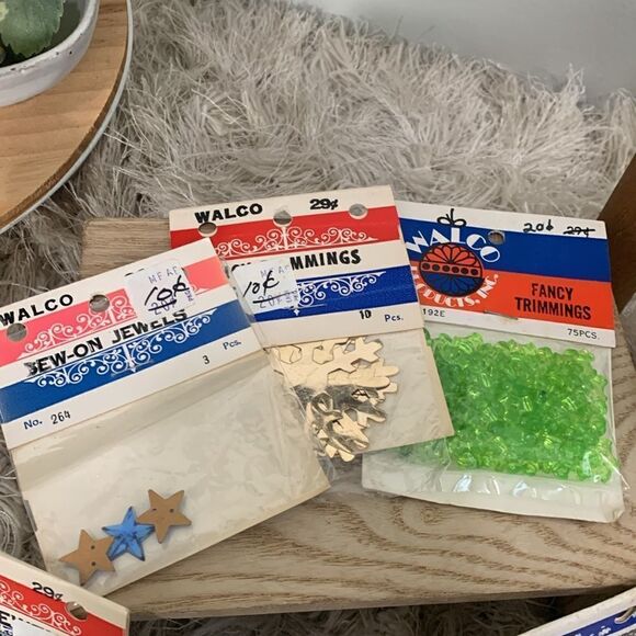 Vintage Bundle Of Sewing Notions Seed Beads, Sequins, Sew-On Jewels And More - Picture 10 of 17